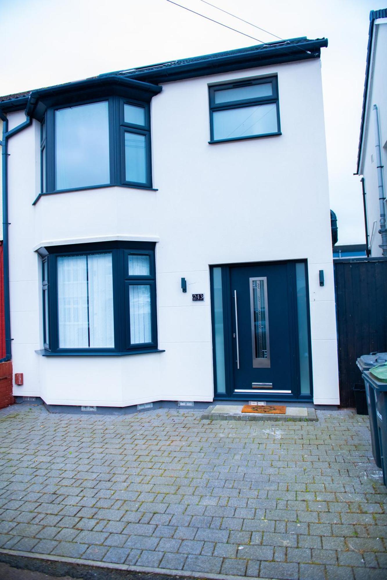 Newly Refurbished - Affordable Four Bedroom Semi-Detached House Near Luton Airport And Luton Hospital المظهر الخارجي الصورة