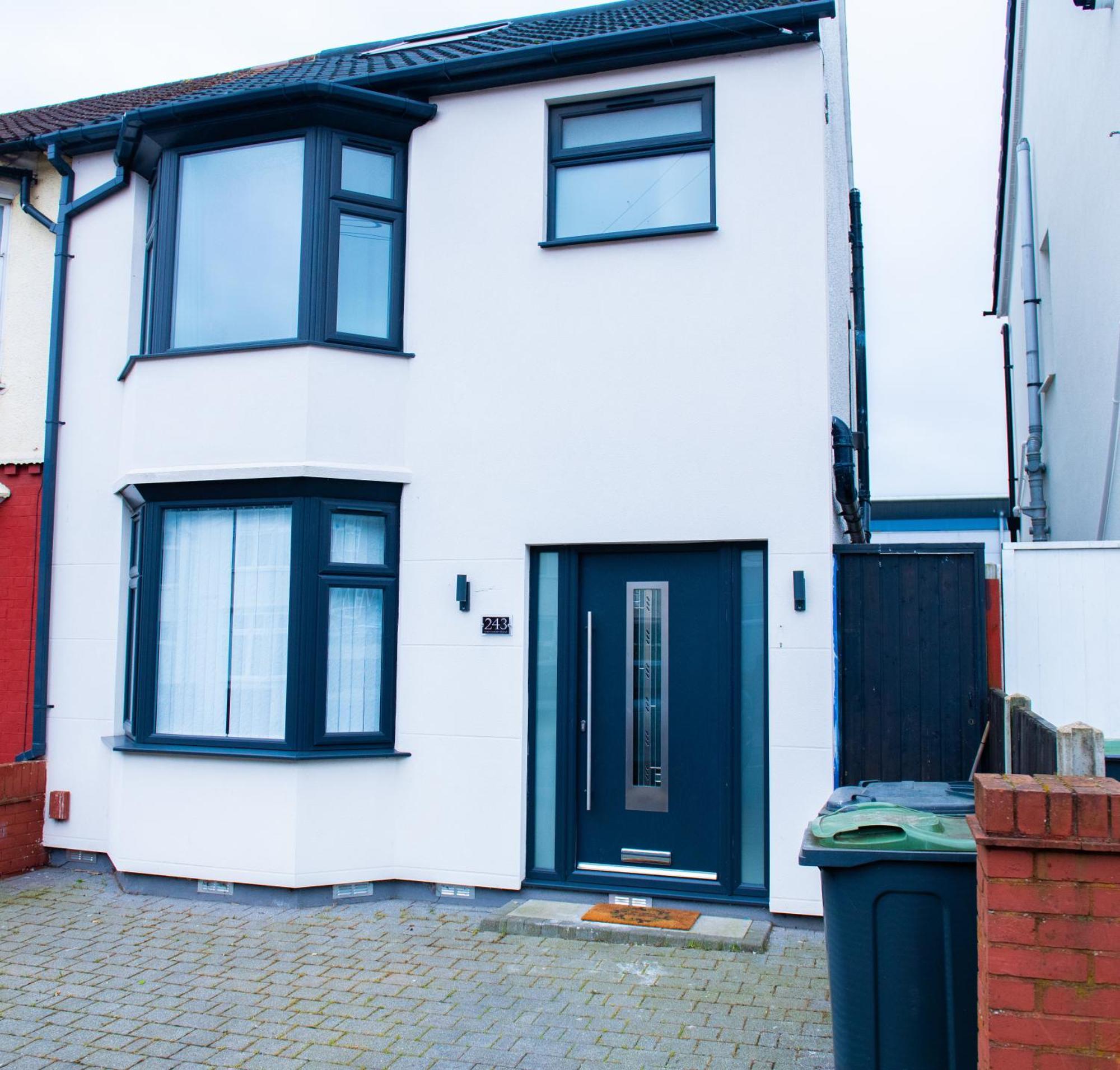 Newly Refurbished - Affordable Four Bedroom Semi-Detached House Near Luton Airport And Luton Hospital المظهر الخارجي الصورة