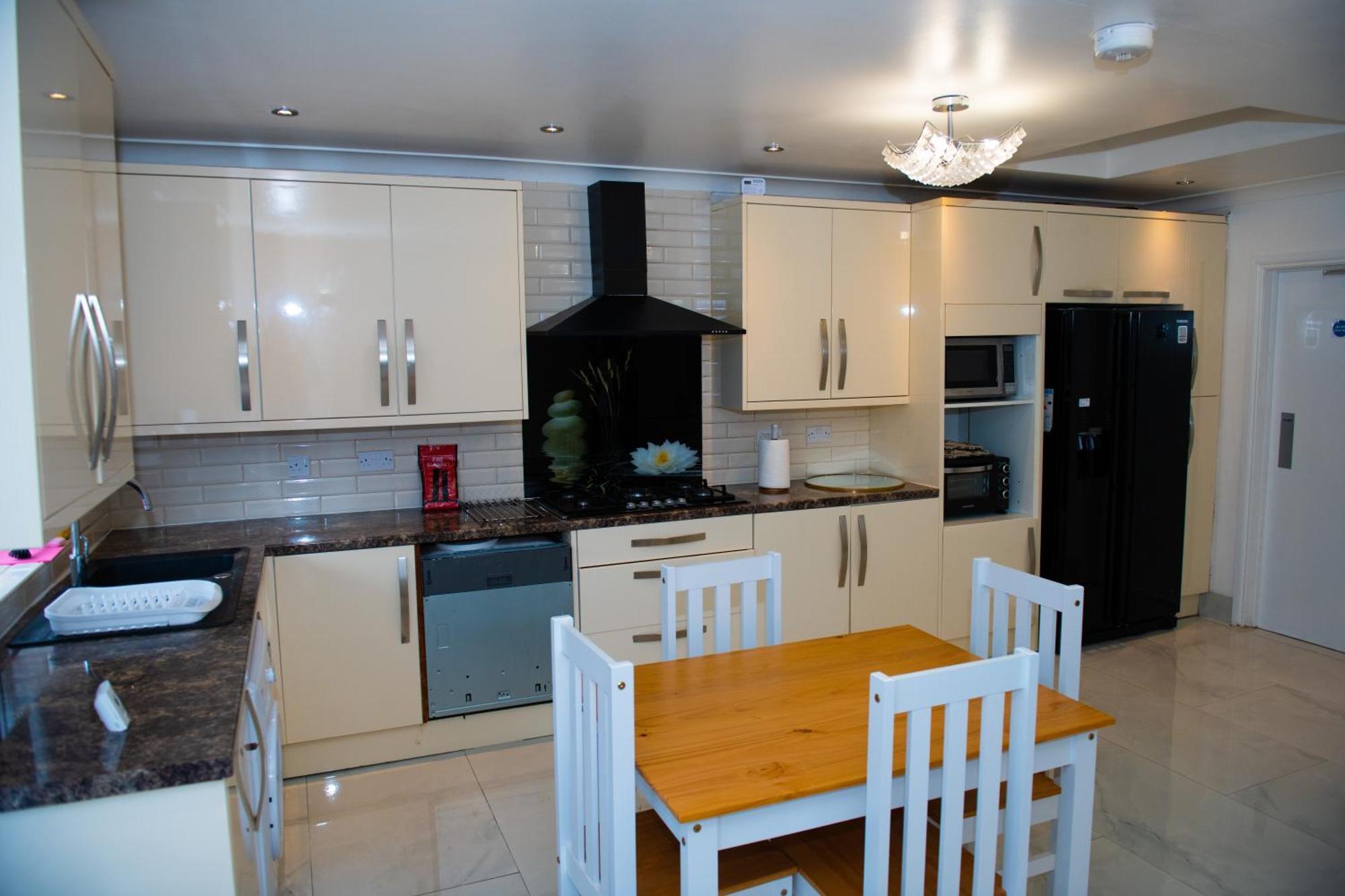 Newly Refurbished - Affordable Four Bedroom Semi-Detached House Near Luton Airport And Luton Hospital المظهر الخارجي الصورة